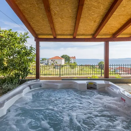 Seaview&jacuzzi 2br Split